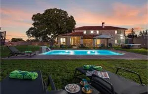 Lovely Home In Sajini With Jacuzzi - Šajini