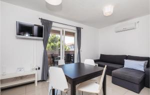 1 Bedroom Lovely Apartment In Mandre