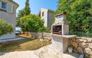 2 Bedroom Cozy Apartment In Potocnica