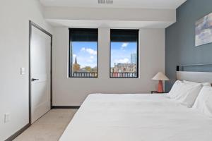 CozySuites Mass with parking lounge & roof deck #39