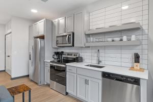 CozySuites Mass with parking lounge & roof deck #39