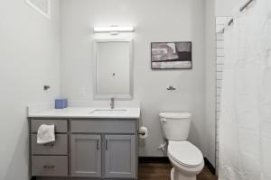 CozySuites Mass with parking lounge & roof deck #39