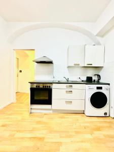 10 BR Apartment for Groups, 8-Min to Rathausplatz