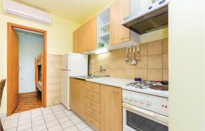 Beautiful Apartment In Povile With Wifi