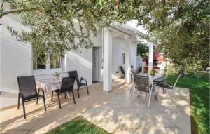 2 Bedroom Gorgeous Apartment In Mimice 