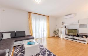 5 Bedroom Cozy Home In Selce