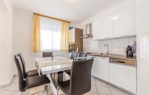 5 Bedroom Cozy Home In Selce