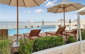 2 Bedroom Nice Apartment In Petrcane 