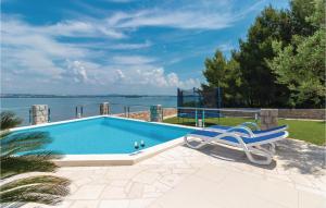 4 Bedroom Amazing Home In Tkon 