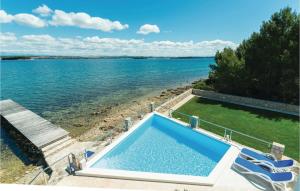 4 Bedroom Amazing Home In Tkon 