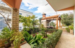 1 Bedroom Nice Apartment In Kozino 