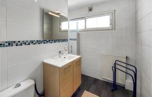 Maisons de vacances 2 Bedroom Awesome Home In Saint-Nazaire : photos des chambres