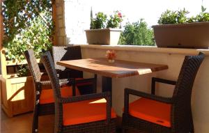 Beautiful Apartment In Rakalj With Wifi