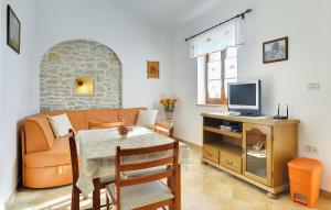 Beautiful Apartment In Rakalj With Wifi