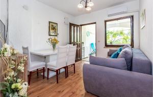 2 Bedroom Cozy Apartment In Rogoznica 
