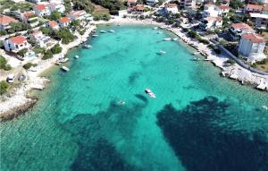 2 Bedroom Cozy Apartment In Rogoznica