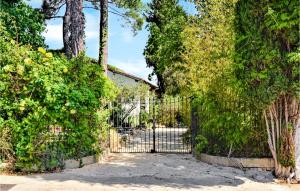 Maisons de vacances Amazing Home In Sernhac With Wifi : photos des chambres