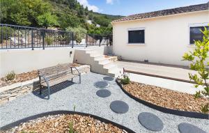 Maisons de vacances Gorgeous Home In Roquebrun : photos des chambres