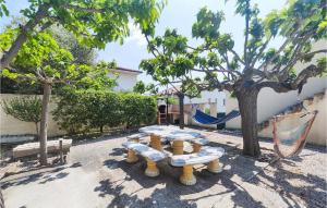 Maisons de vacances Gorgeous Home In Roquebrun : photos des chambres