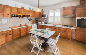 Maisons de vacances Gorgeous Home In Roquebrun : photos des chambres