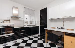 3 Bedroom Nice Apartment In Kastav 
