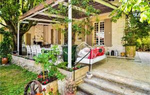 Maisons de vacances Amazing Home In Sernhac With Wifi : photos des chambres