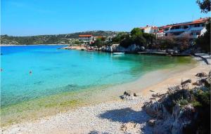 2 Bedroom Cozy Apartment In Rogoznica