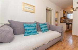 2 Bedroom Cozy Apartment In Rogoznica 