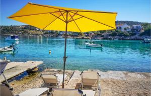 2 Bedroom Cozy Apartment In Rogoznica