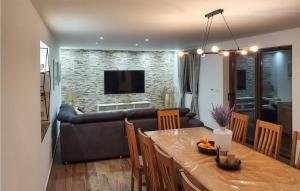 Gorgeous Home In Privlaka With Wifi 