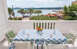 Awesome Apartment In Turanj With Kitchen 