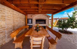 4 Bedroom Beautiful Home In Pridraga 