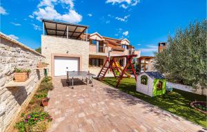 4 Bedroom Beautiful Home In Pridraga 