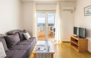 Cozy Apartment In Makarska With Kitchen 