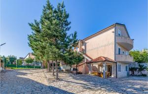 Awesome Apartment In Kavran With Wifi