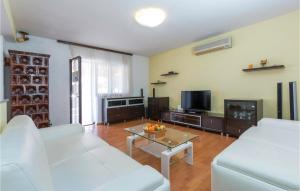 Awesome Home In Pula With Outdoor Swimming Pool 