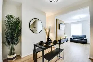 Serene Stays - Free Parking - Free WiFi - Great Location - Walton on the Hill