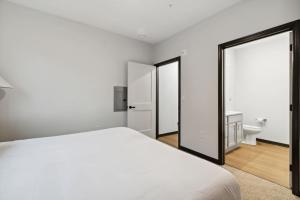 CozySuites Mass with parking lounge & roof deck #37