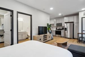 CozySuites Mass with parking lounge & roof deck #35