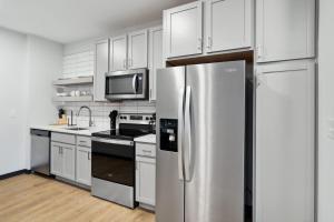 CozySuites Mass with parking lounge & roof deck #35