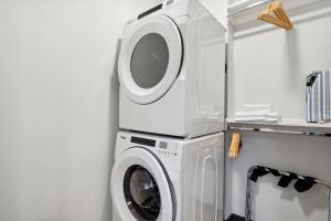 CozySuites Mass with parking lounge & roof deck #35