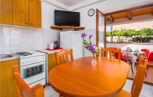 2 Bedroom Beautiful Apartment In Kapelica 