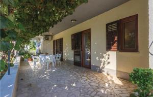 Cozy Apartment In Porec With Kitchen 