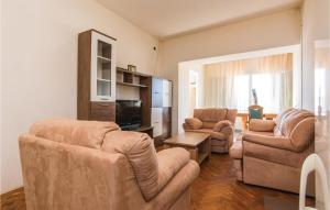 Six-Bedroom Holiday Home In Donje Rastane