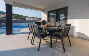Three-Bedroom Holiday Home In Razanj