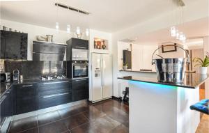 Maisons de vacances 4 Bedroom Beautiful Home In Mougins : photos des chambres