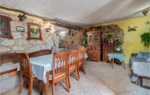 2 Bedroom Nice Apartment In Grizane