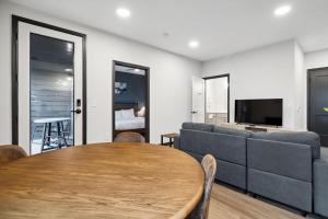 CozySuites Mass with parking lounge & roof deck #34