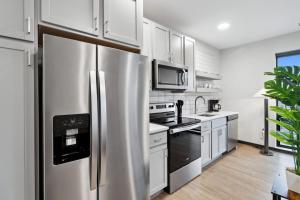 CozySuites Mass with parking lounge & roof deck #34