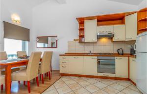 3 Bedroom Pet Friendly Apartment In Jadranovo 